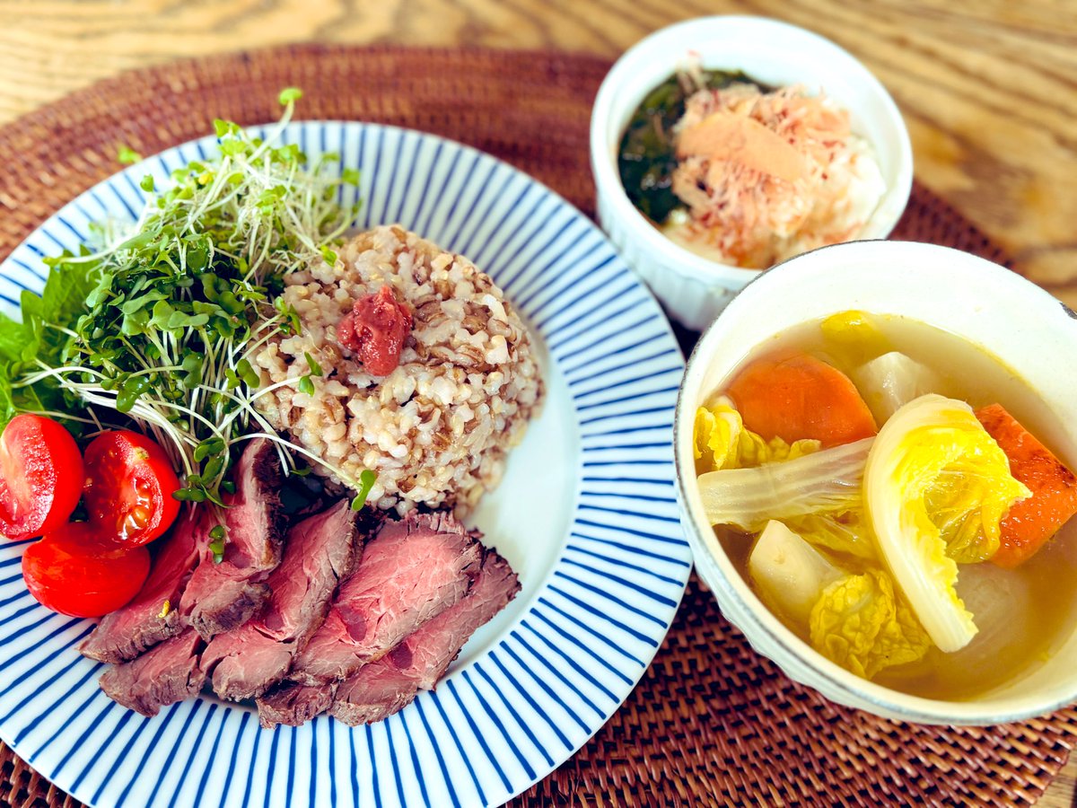 ローストビーフ作っといたので切ってのせる。納豆切らしてて、仕方ないからめかぶ豆腐(笑) こっちも昨日作っておいたポトフ。朝からほっこり

#FUFU食堂
#おうちごはん