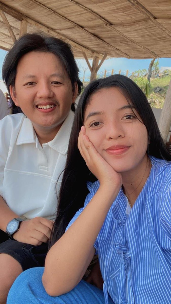 estu___'s tweet photo. POV Keluarga kecil dengan Gaji Suami dimulai dengan 3Jutaan.
Cinta dan kebahagiaan juga bisa dimulai dari gaji "kecil" sekalipun. 

Apakah Gaji 3 Juta Cukup untuk Berumah Tangga?
Secara makro, mungkin akan susah untuk kami mempunyai rumah maupun mobil mewah, tapi secara mikro selalu ada kebahagiaan kecil yang selalu bisa kami syukuri setiap harinya..

Jadi cukup ga gaji 3 Juta???
Untuk hidup, makan dan sedikit jajan mungkin cukup. Ditambah aku bukan cowo yang merokok jadi lebih aman.

Pengalaman selama 2 tahun hidup dari gaji suami.
Keputusan besar yang kami berdua lakukan adalah ketika Istri resign dari kerjaan demi bisa 2 tahun full besama si kecil. Jadi memang benar kami mengalami 3jta untuk hidup, melahiran sampai anak berumur 2 tahun. Cukup?
Tentu tidak, makanya selama itu aku sebagai suami selalu mencari income tambahan, mulai dari affilate, crypto, belajar airdrop sampai jadi reseller. Percayalah suami pasti akan selalu berusaha yang terbaik agar istri dan anaknya tidak merasa kekurangan.
Kalkulator Allah emang ajaib. Selalu ada jalan kalau kita mau berusaha.