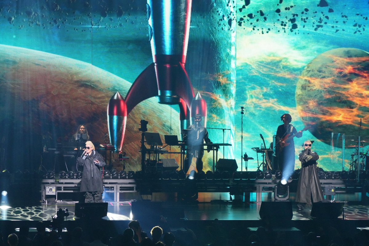blockfmjp's tweet photo. 【ライブレポート】
m-flo、時間もジャンルも超越する「SUPERLIMINAL」な一夜🚀
RIP SLYME、Crystal Kayら盟友集結で祝う25周年🎉

https://t.co/2sju2RlGN6

LISA、VERBAL、☆Taku Takahashiによる“TRIPOD”の絆と、歴代“loves”アーティストが紡いだ軌跡。初期から最新曲までが交差するステージで、観客と共に25年分の記憶と熱狂を分かち合った一夜をレポート。
@mflo_official @takudj @VERBAL_AMBUSH