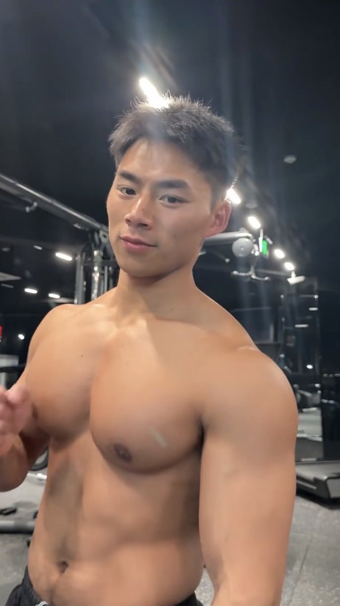 YOYOI616958's tweet image. Let the pecs bounce competition begins! #pecs #bounce #muscle #boy #asian #masculine