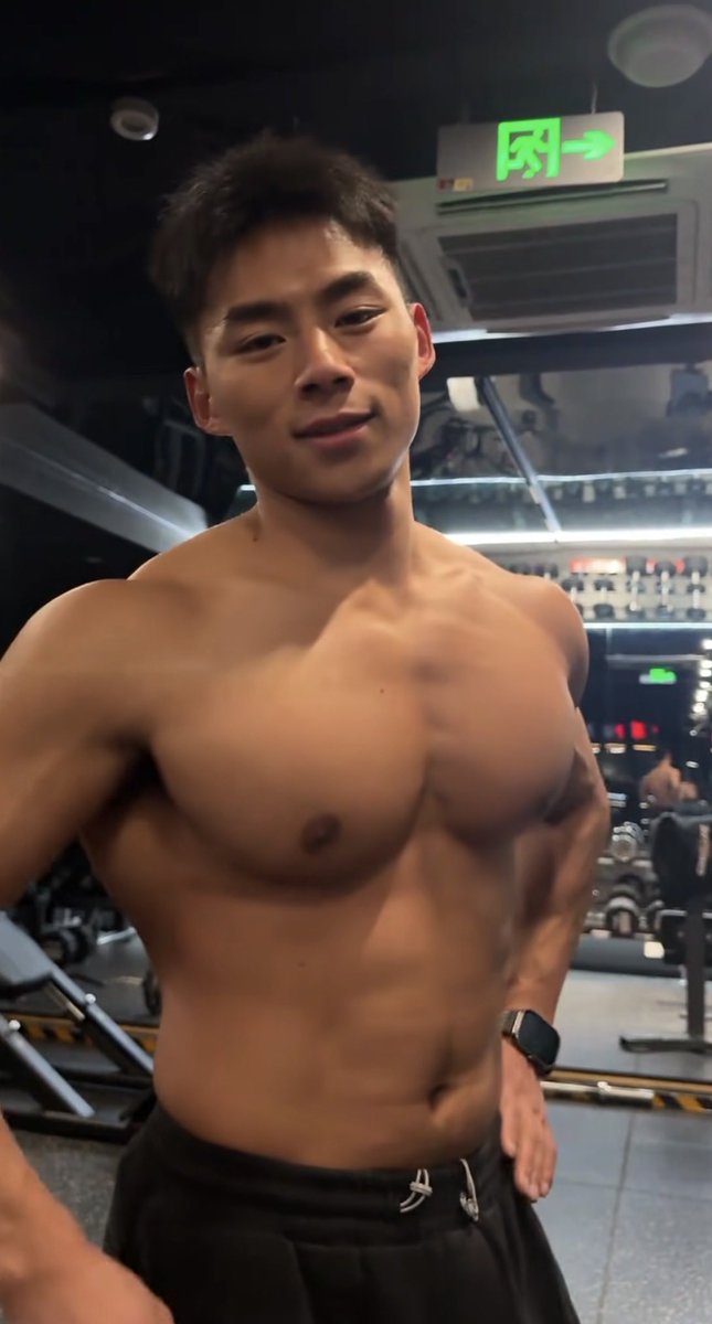 YOYOI616958's tweet image. Let the pecs bounce competition begins! #pecs #bounce #muscle #boy #asian #masculine