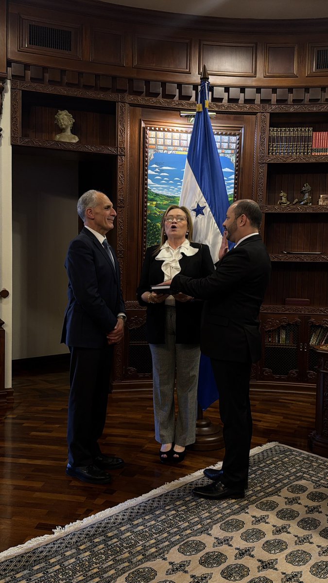 GSolorzanoHN's tweet photo. Hoy agradezco profundamente a Dios por la oportunidad de servir a Honduras como Comisionado Propietario de la Comisión Nacional de Bancos y Seguros.

Este nombramiento lo aceptamos con mucha humildad y un profundo sentido de responsabilidad.

Agradezco al Presidente Afura por la confianza depositada, así como a todas las personas que nos han apoyado y que han creído en nuestra trayectoria profesional. Su respaldo nos compromete aún más a hacer las cosas bien.

Asumimos esta responsabilidad con los pies bien puestos en la tierra, con objetividad, rigor técnico y absoluto respeto a la Constitución y a las leyes de la República. Estamos convencidos de que se puede servir con independencia, profesionalismo y compromiso con el interés nacional.

Serviremos como siempre lo hemos hecho, con carácter, responsabilidad y vocación de país, estoy convencido que haremos un gran trabajo con el Comisionado Presidente el abogado Nicolás García Pineda y la Comisionada Julieta Suazo.

Gracias por cada mensaje de apoyo. Desde esta nueva función, estaremos siempre dispuestos a servir a Honduras 🇭🇳

@cnbshonduras