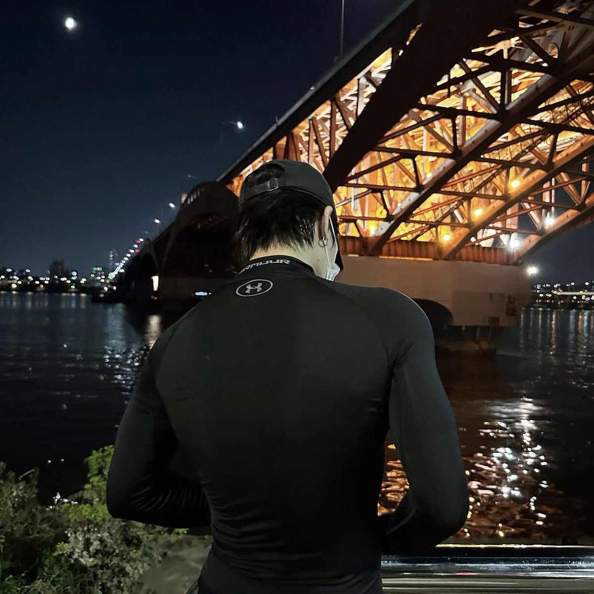 yeah wide back and slutty waist 😋😋