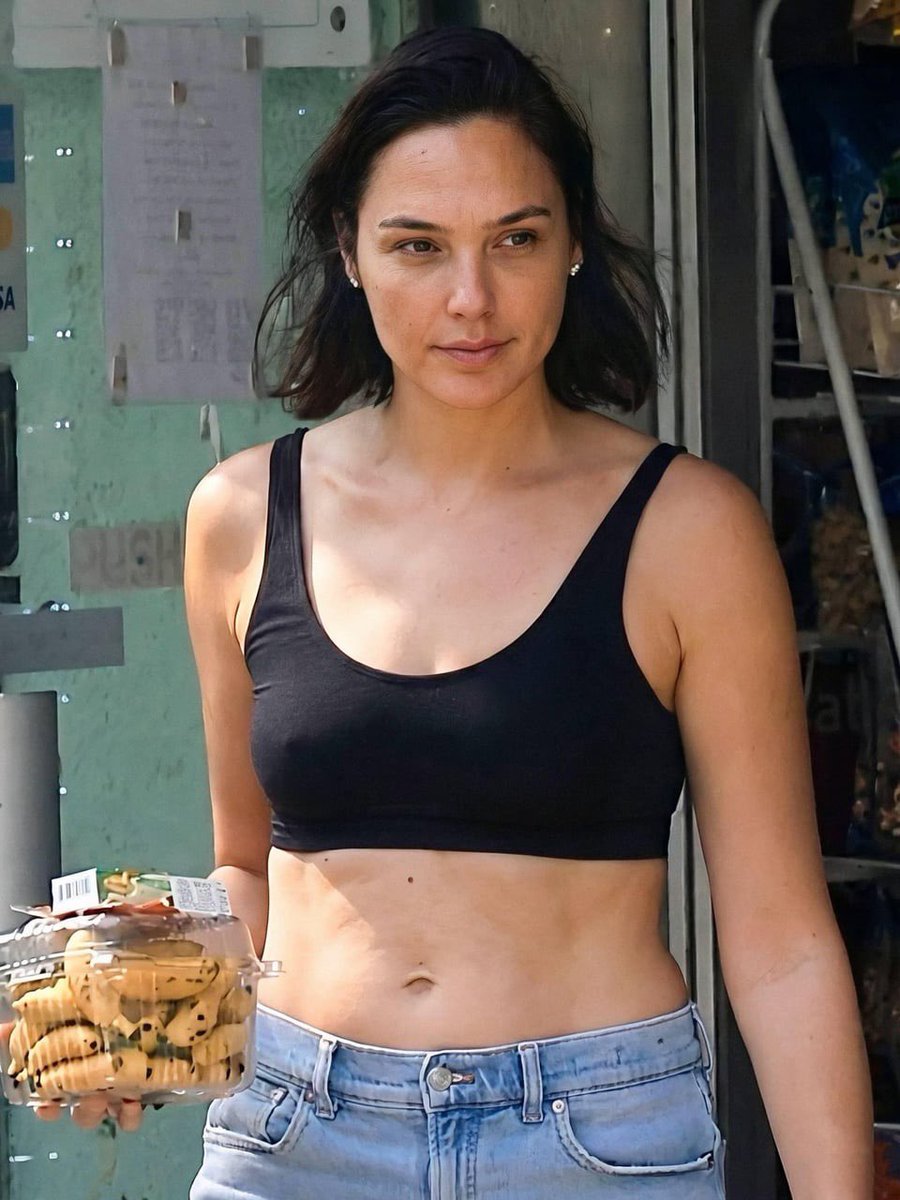 JoaquinTeixeira's tweet photo. ⚠️ LAMENTÁVEL: Gal Gadot, a mulher maravilha, é vítima de ataques machistas e misóginos. Integrantes do movimento redpill detonaram a aparência da atriz. "Quem critica essa gostosa gosta mesmo é de uma linguiça toscana" afirma leitor. https://t.co/qCyE4uKjHB