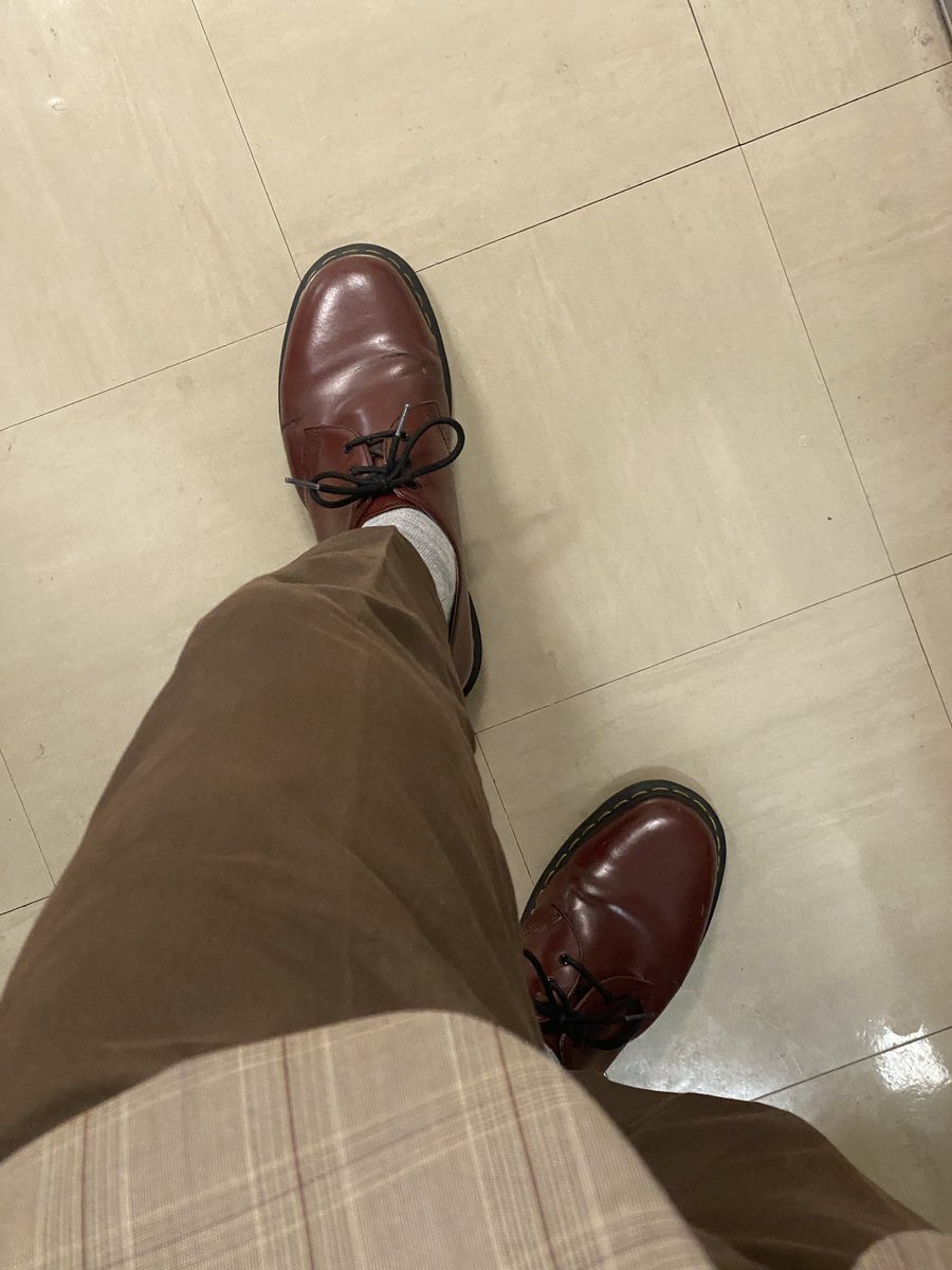 ジャケット、シャツ→GU
パンツ→イオン
ネクタイ→よくある3本特売品
だけど、足元のマーチンが全てを帳消しにしてくれる😂
あと、やっぱり筋トレと食事トレは必須だね