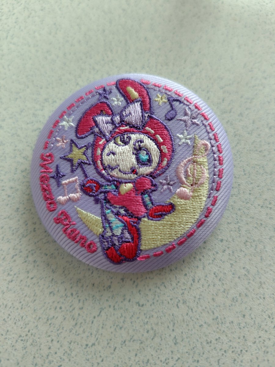 foret_morim's tweet photo. レジ前にナルミヤキャラの缶バッジがついたビスケットが売ってたからつい買っちゃった
そしたら大当たり！
一番欲しかった https://t.co/QDTo4qcnHC