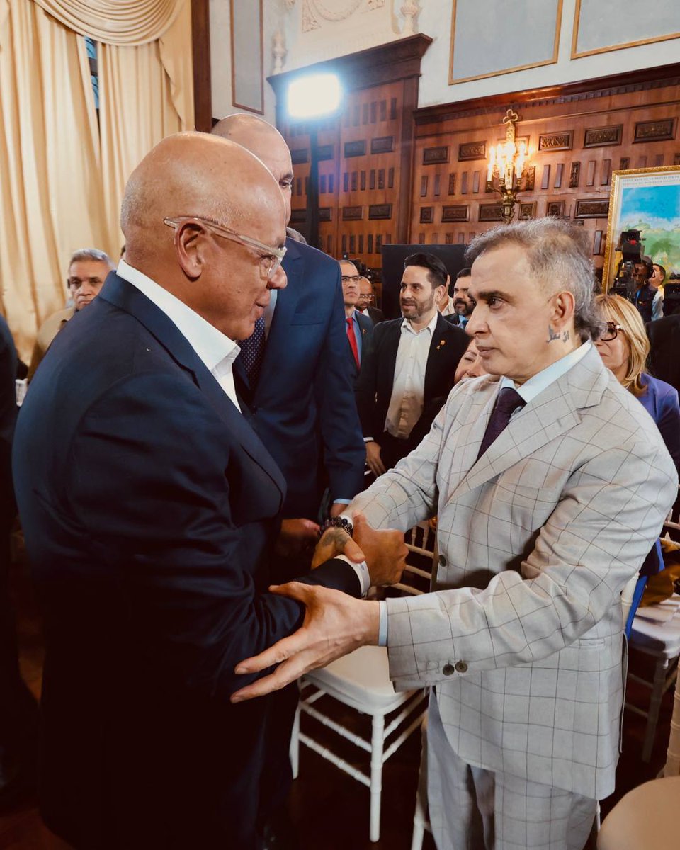 MatuteYza's tweet photo. Se juramentó como Defensor del Pueblo Encargado a Tarek William Saab, Abogado, Poeta, especialista en Derecho Penal y Procesal, con doctorados en Ciencias Penales y Criminalística. https://t.co/DIntSuNHJU
