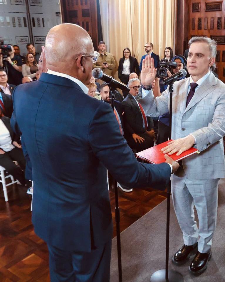 MatuteYza's tweet photo. Se juramentó como Defensor del Pueblo Encargado a Tarek William Saab, Abogado, Poeta, especialista en Derecho Penal y Procesal, con doctorados en Ciencias Penales y Criminalística. https://t.co/DIntSuNHJU