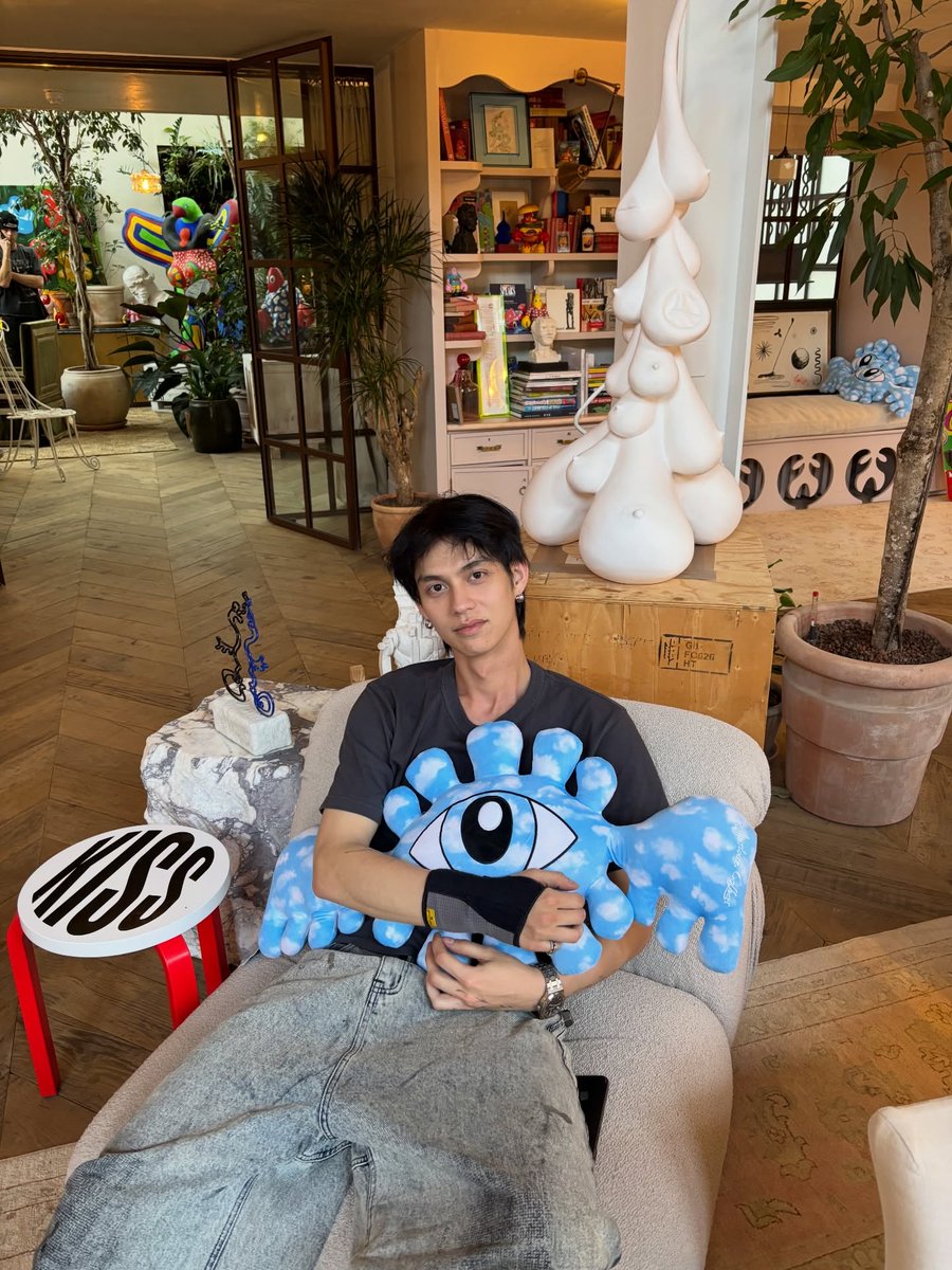 [ INSTAGRAM UPDATE ] - 26.02.26

🌻Studio visit from my friend <a href="/bbrightvc/">bright</a> ✨️🦞🌈

IG : philipcolbert
🔗 instagram.com/p/DVMKs38ihTF/…

(1)
#bbrightvc