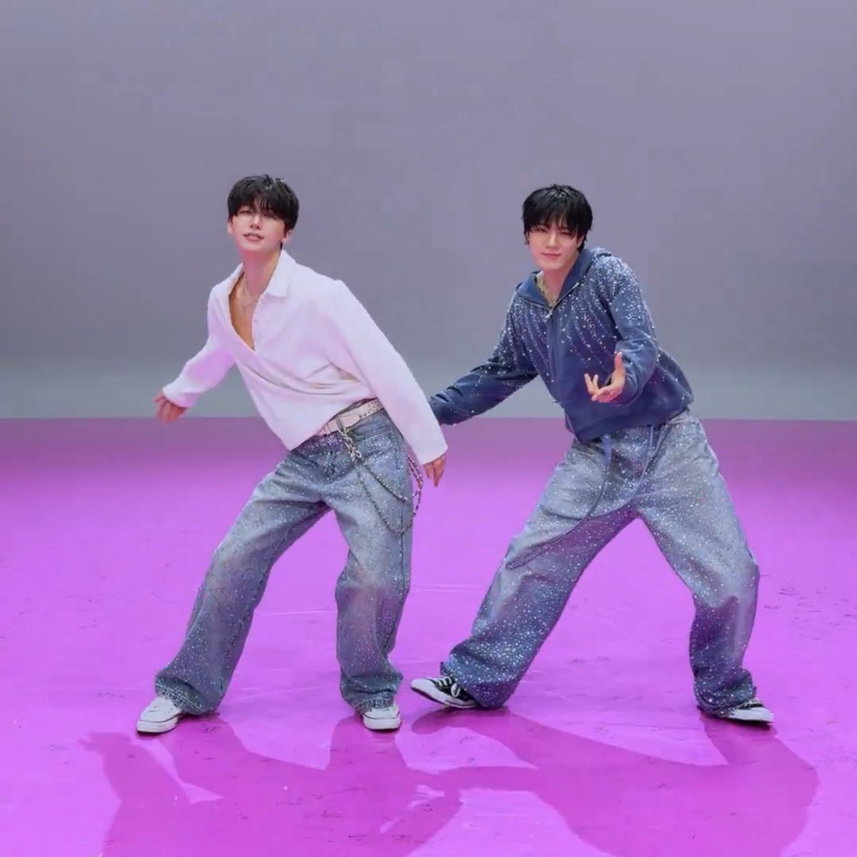 5555555555555555555 โลโก้มันเหมือนท่านี้หรือเอามาจากท่าเต้นนี้ อยากเตะตุด