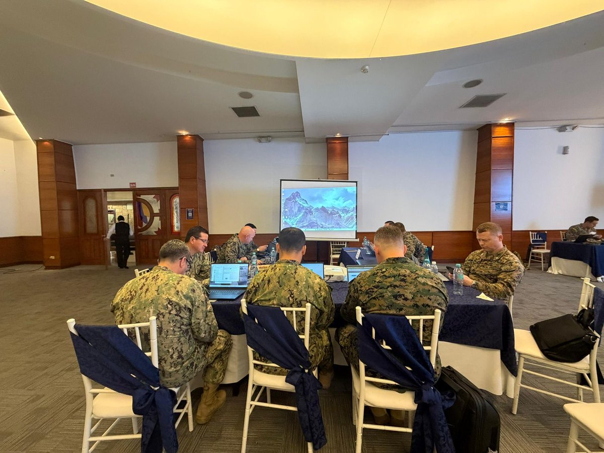 armada_ecuador's tweet photo. ¡FORTALECIENDO LA ALIANZA MARÍTIMA! Ecuador y EE.UU. analizan amenazas y nuevos acuerdos de defensa

La Armada del Ecuador y la Fuerza Naval del Comando Sur de los Estados Unidos instalaron esta semana la Reunión de Estados Mayores en la ciudad de Quito, un encuentro bilateral de alto nivel que reúne a delegaciones de ambas Armadas.

Durante las mesas de trabajo desarrolladas a lo largo de la semana, se abordan temas estratégicos clave para la seguridad hemisférica, entre ellos, las actividades ilícitas en el Pacífico Sur y su impacto en la región, estrategias conjuntas para enfrentar amenazas transnacionales como el narcotráfico, el contrabando y otras actividades delictivas marítimas; así como el desarrollo de capacidades compartidas para optimizar la vigilancia y respuesta en los espacios acuáticos.

Este tipo de encuentros refuerzan la interoperabilidad y consolida acuerdos bilaterales vigentes, orientados a la defensa hemisférica, la preservación de la soberanía marítima y la protección de la vida humana en el mar.

El Ecuador trabaja de manera conjunta por la defensa marítima de la región y el mundo.

#yosoynaval
#siemprearumbo
@USembassyEC 
@FFAAECUADOR 
@DefensaEc