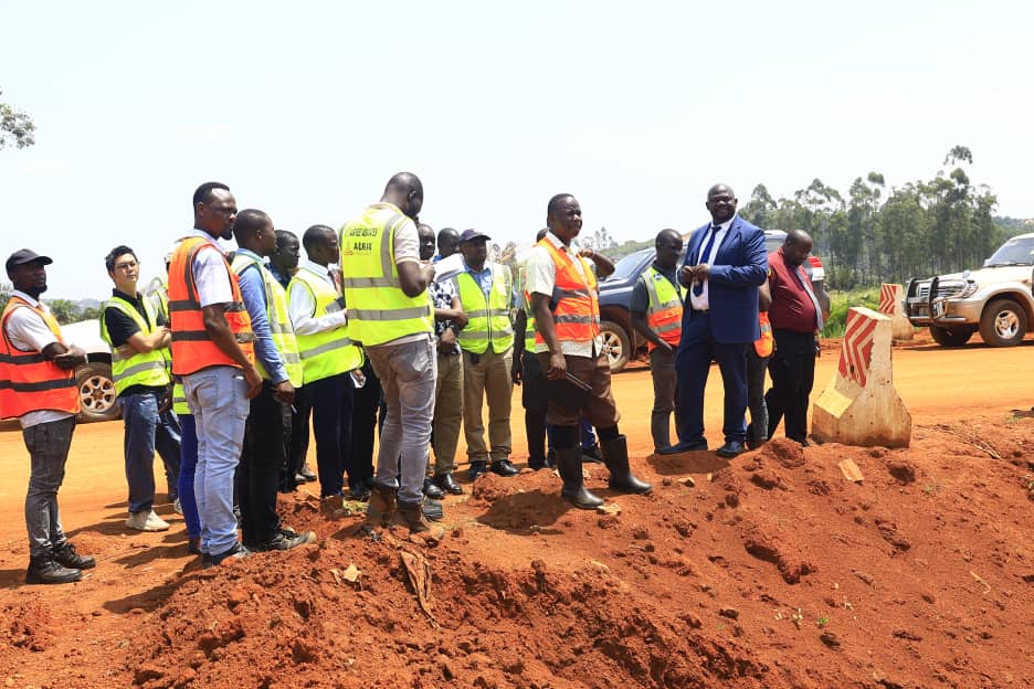 WakisoDLG's tweet photo. Works on the Bukasa–Sentema–Kakiri Road have reached 30% completion.
Earthworks &amp; drainage are ongoing, with 5km expected to be tarmacked by June. The contractor CICO has commended the community for over 90% cooperation.
@WorldBank @AFD_en @GKMAUrbanDevt @MoLGUganda @GCICUganda https://t.co/vsmhc8cc6M