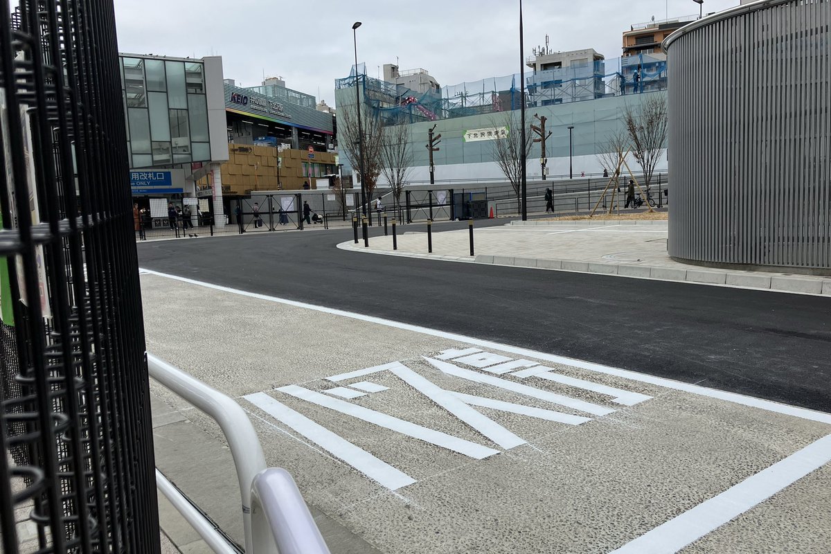 shimobro's tweet photo. そして、下北沢駅前にバス停が出現！　まあ、いつココにバスが来るのか、全くわかりませんが。真ん中はタクシーの待機場所かな？ https://t.co/sxMl5McPk5