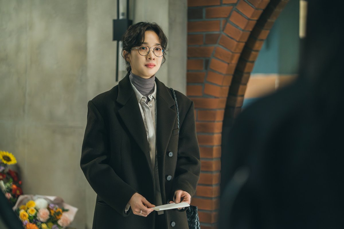 📝 다음 질문을 보고 현진의 MBTI 를 추측해 보세요.
(청아 배우의 선택은 → 다음주 공개!)

🪽 로펌 L&amp;J의 10주년 기념 파티 날, 현진의 모습은?
(1) "우리 10년이나 버텼어!" 여기저기 돌아다니며 동료들과 축배를 드는 타입
(2) 화려한 파티장 구석에서 조용히 고독을 즐기며 과거를 회상하는 타입