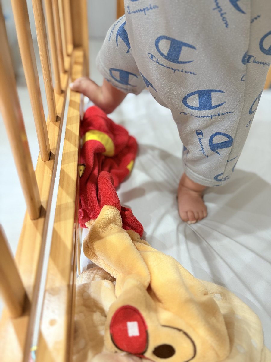 ベビーベッドを中段に下げたらちいちゃい足をかけるようになったwww