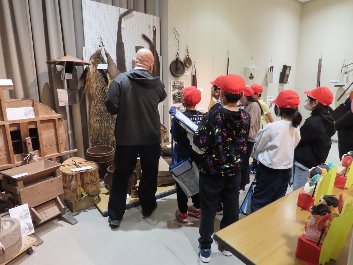 本日、#永久津小学校 3年生７名が #資料館 見学に来られ、常設展示の昔の民具や農工具の説明を聞かれました。普段の生活との違いや知っていることを発言されたり、収蔵庫見学では興味津々の様子でした。
#えびの市 #歴史民俗資料館 #歴史民俗