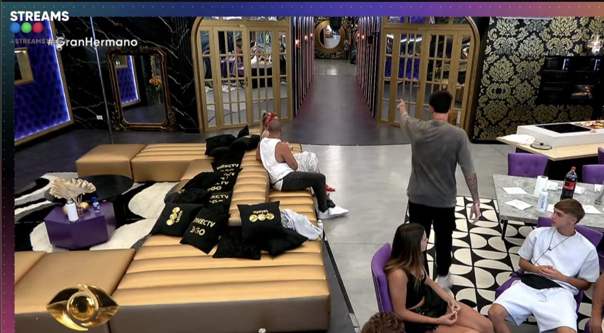 ladydillom's tweet photo. la casa de gh es como si un chocolate dubai y una gitana tuvieran un hijo #GranHermano https://t.co/MdjwMlyUGd