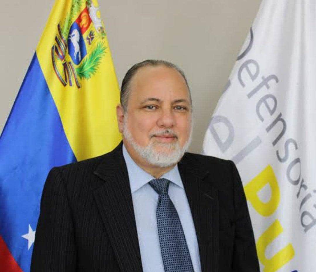 oveprisiones's tweet photo. En una jornada marcada por la renuncia simultánea del Fiscal General y del Defensor del Pueblo, Alfredo Ruiz dejó la Defensoría tras casi ocho años en el cargo. Su llegada en 2017 no fue la de una figura independiente, pues era la mano derecha de Tarek William Saab dentro de la institución y asumió el puesto cuando este pasó a la Fiscalía General. 

Durante su gestión, la Defensoría no ejerció un control efectivo frente a denuncias de tortura, detenciones arbitrarias, retardo procesal ni muertes bajo custodia. La institución llamada a proteger derechos fundamentales no actuó con la firmeza que la situación exigía en uno de los períodos con mayores denuncias de violaciones en el país.

En 2025, el Subcomité de Acreditación de la Alianza Global de Instituciones Nacionales de Derechos Humanos concluyó que la Defensoría venezolana compromete gravemente su independencia y no cumple con los Principios de París. No es una valoración política, es un pronunciamiento técnico internacional sobre el deterioro institucional.

Desde el @oveprisiones también denunciamos durante muchos años que la gestión de Ruiz en la Defensoría del Pueblo no cumplía con el rol que le asigna la Constitución como órgano de vigilancia frente al poder del Estado. En momentos de denuncias masivas por tortura, muertes bajo custodia y crisis penitenciaria, la institución no ejerció una presión pública sostenida ni activó mecanismos de protección que permitieran corregir abusos estructurales.

La historia recordará a Alfredo Ruiz no por los derechos que defendió, sino por las víctimas que ignoró. La justicia no olvida el silencio sobre todo cuando la voz de un defensor era más necesaria que nunca.