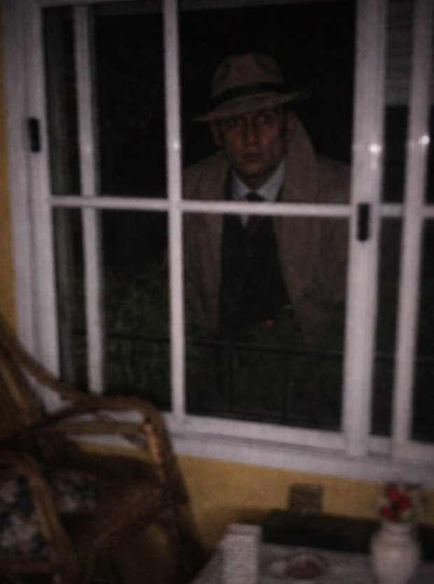 Hola chicos, hay un tipo afuera de mi casa, no se que quiere pero se me está llenado la casa de humo.