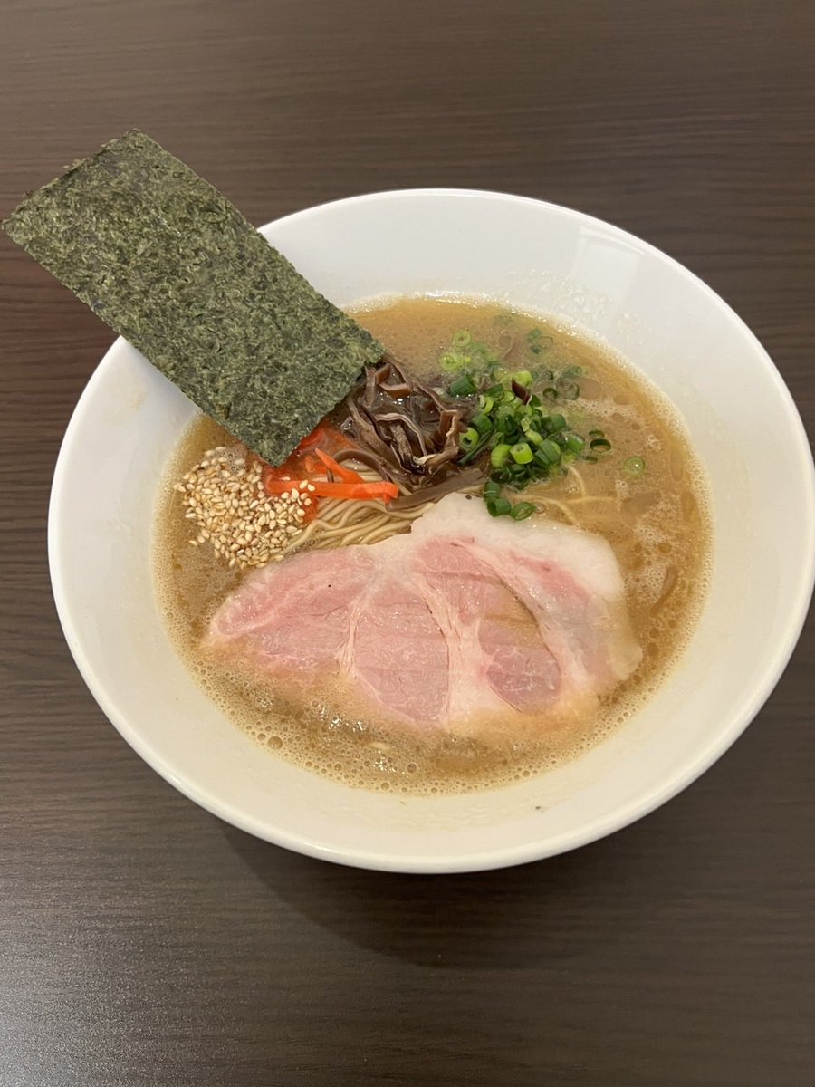 ⭐︎本日木曜日は営業日です⭐︎

【豚骨らーめん】を950円でご提供しております🍜

営業時間は、11時〜13時30分です。
スープ無くなり次第終了になります。