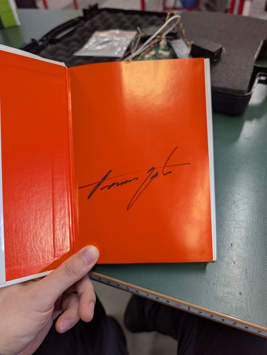 leibun's tweet photo. 外注先の事務所に、母校の航空高専の大先輩のレジェンドエンジニアが来たので書籍にサインを頂きました https://t.co/imbYDrk5zH