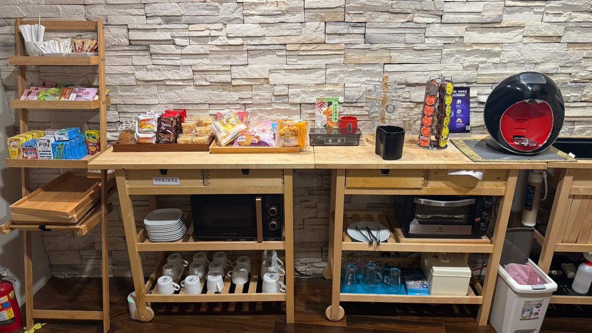 pt_hyatt's tweet photo. #山城逸境
#SomethingEasy
建物内にはちょっとしたラウンジみたいなのもあり、お菓子やカップ麺、お茶やコーヒー、そして朝にはパンなどが無料でいただけます✨️
お部屋にもフリーのお菓子やフェイスパックの用意まで🌿
屋上には展望スペースもあり👀
九份に宿泊したい方にはオススメです👍️ https://t.co/XfRwq4g7f0