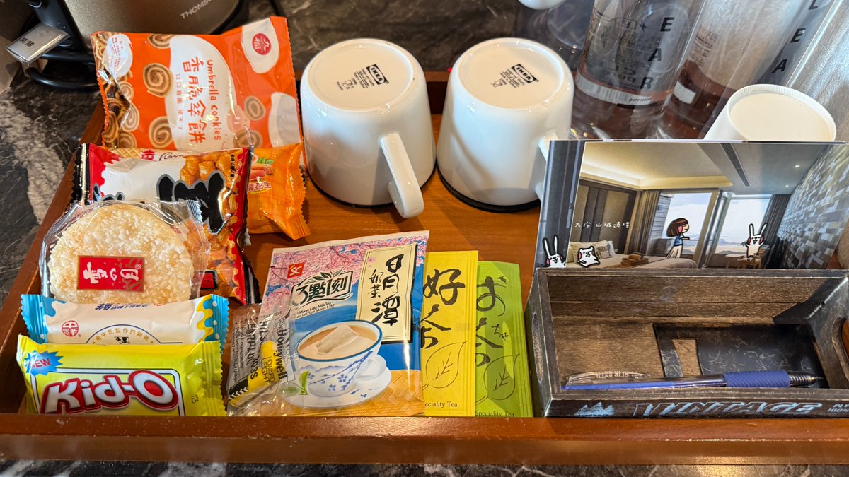 pt_hyatt's tweet photo. #山城逸境
#SomethingEasy
建物内にはちょっとしたラウンジみたいなのもあり、お菓子やカップ麺、お茶やコーヒー、そして朝にはパンなどが無料でいただけます✨️
お部屋にもフリーのお菓子やフェイスパックの用意まで🌿
屋上には展望スペースもあり👀
九份に宿泊したい方にはオススメです👍️ https://t.co/XfRwq4g7f0
