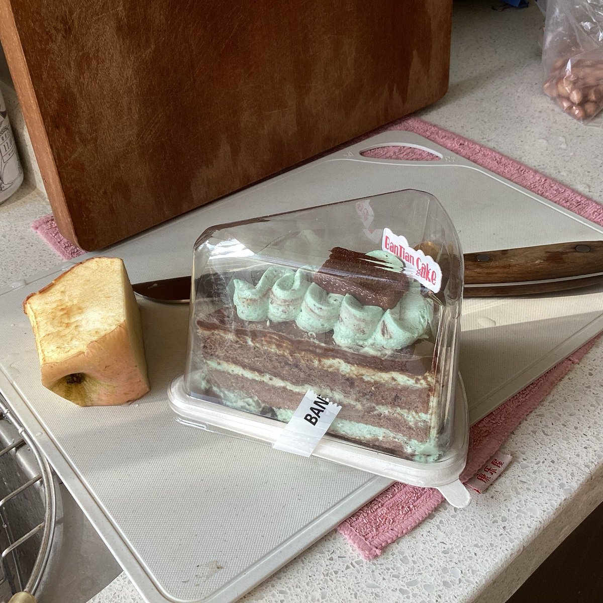 gtznfGzlCs's tweet image. Bake your happy place!  Sink into warm, buttery cookies fresh from the oven—crunchy edges, chewy centers, pure joy in every bite. No fancy skills needed, just flour, fun, and a sprinkle of love. What’s your go-to comfort bake  #BakeWithJoy #HomeBakingMagic