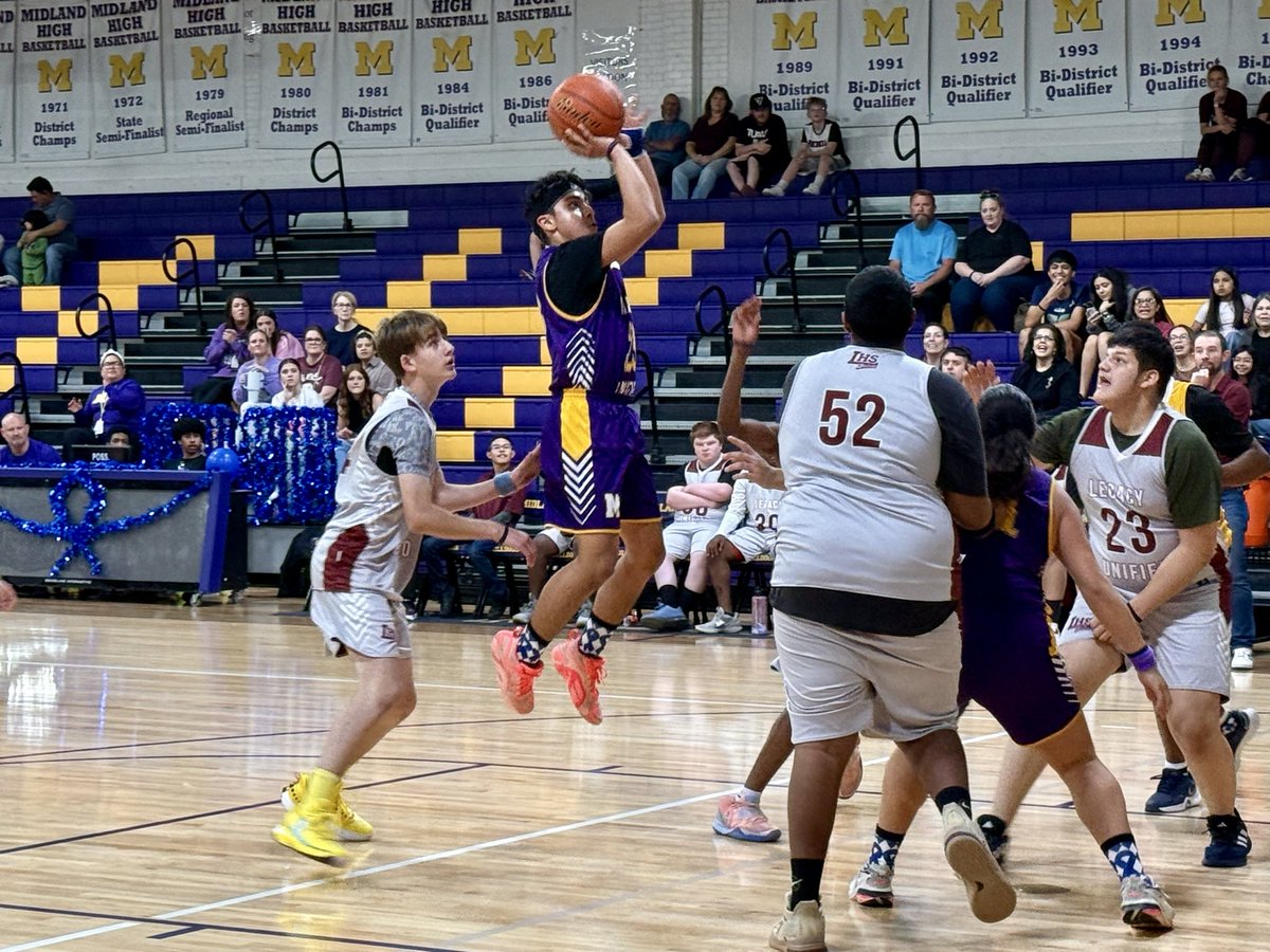 Midland_ISD's tweet image. It’s another Crosstown Showdown on the court tonight! Our Unified basketball teams came to play, and we even had another halftime dance party! 
#StudentExperience #ExcellenceInAction