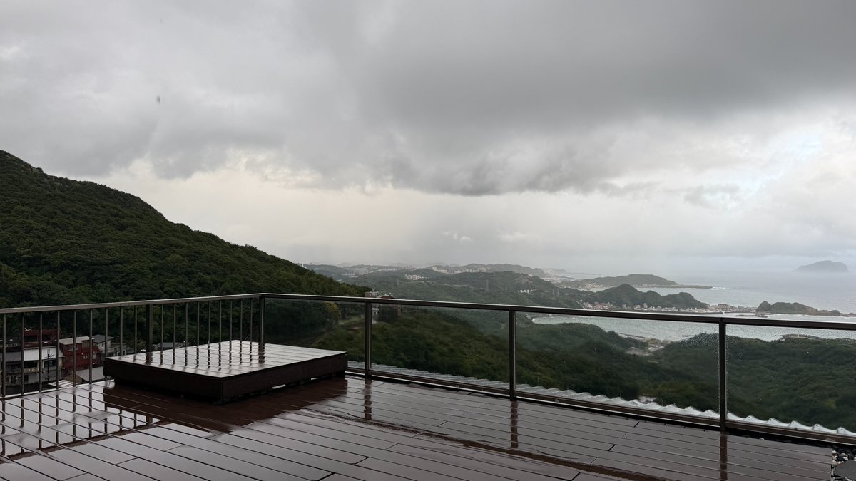 pt_hyatt's tweet photo. #山城逸境
#SomethingEasy
建物内にはちょっとしたラウンジみたいなのもあり、お菓子やカップ麺、お茶やコーヒー、そして朝にはパンなどが無料でいただけます✨️
お部屋にもフリーのお菓子やフェイスパックの用意まで🌿
屋上には展望スペースもあり👀
九份に宿泊したい方にはオススメです👍️ https://t.co/XfRwq4g7f0