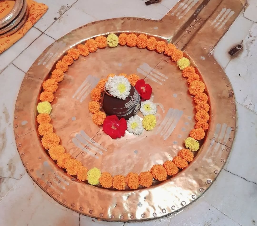 वो ग़म में भी हंसते है
जिनके मन में महादेव बसते है 🔱🌿🌺