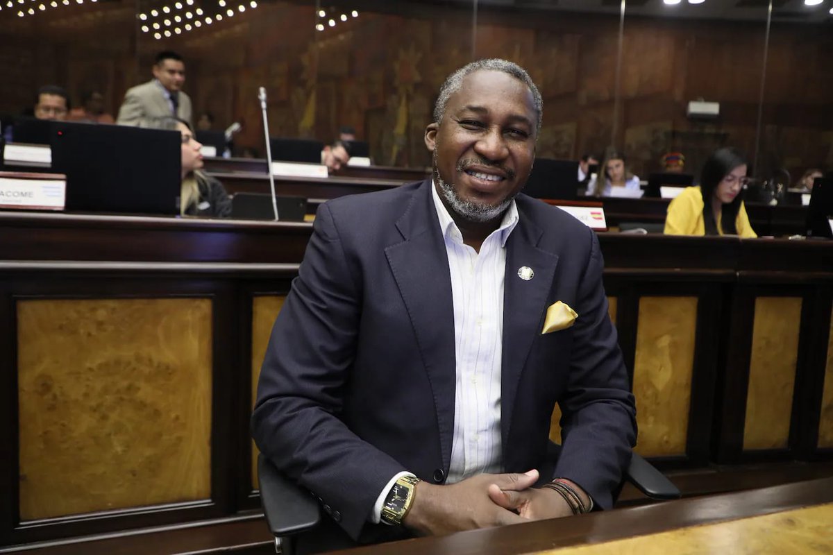 Roberto, no estás solo. ✊🏽

Mi respaldo firme frente a una sanción que hoy vuelven a usar para hacer política con un hecho pasado.

Cuando es uno de los nuestros, todo es presión y escándalo.

Pero cuando un asambleísta de #ADN protagoniza un altercado con la Policía y aparece un