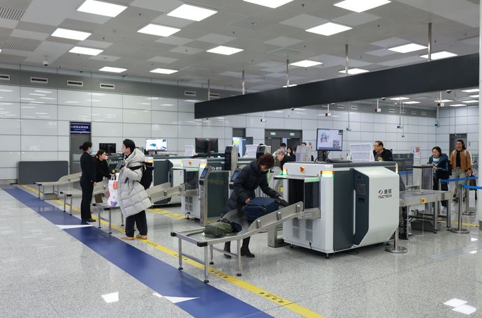 ZhengguanNews's tweet photo. Zhengzhou Airport Customs has unveiled a brand new "Seamless Clearance" model—no more waiting in line or lugging suitcases through scanners! Each bag is checked in just 8 seconds, boosting efficiency by 30%.  
#ZhengzhouAirport #SmartTravel #CustomsTech https://t.co/BLGHu4Dfyf