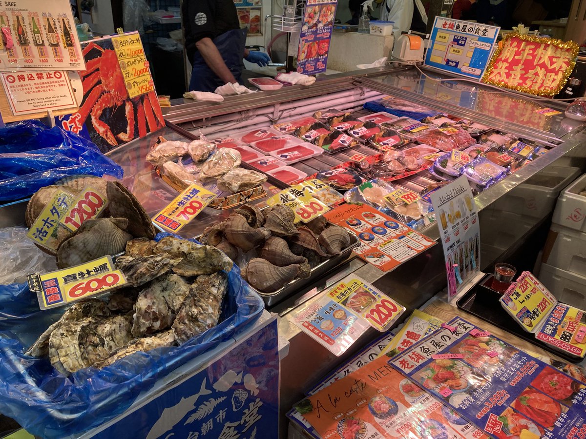 NJones239's tweet photo. 仙台朝市
仕入れの店主と観光客で賑わっていた
朝市の2階はメロンブックス。温度差がすごい https://t.co/ewyB2XshA3