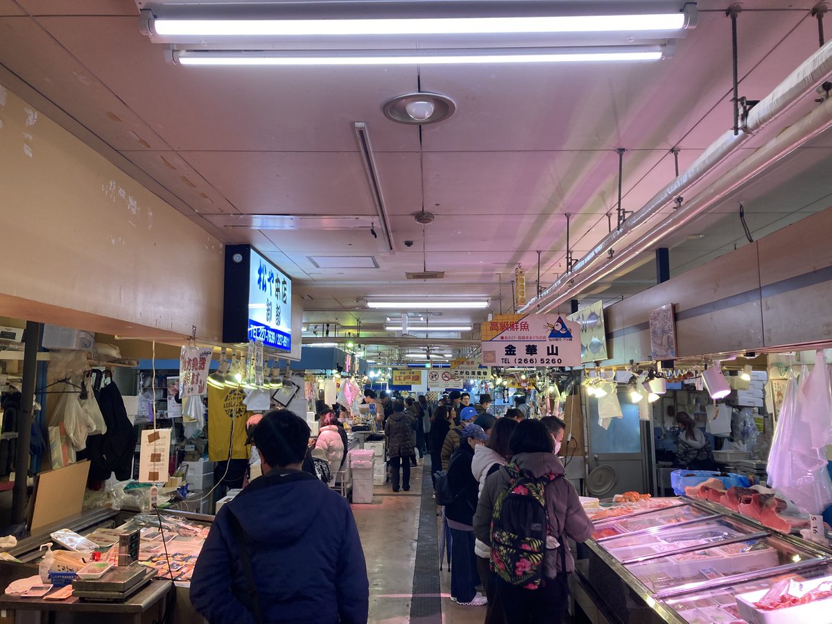 NJones239's tweet photo. 仙台朝市
仕入れの店主と観光客で賑わっていた
朝市の2階はメロンブックス。温度差がすごい https://t.co/ewyB2XshA3
