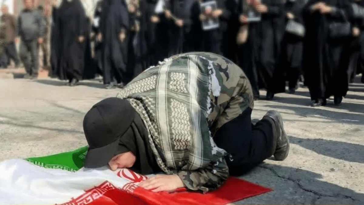 helmaa1381's tweet photo. این پرچم برای من فقط یک تکه پارچه نیست
«ادعا ندارم؛ هویتم اینگونه معنا می‌گیرد»

#جانم_فدای_پرچم
#نشان_شرافت https://t.co/8imqycL5ii