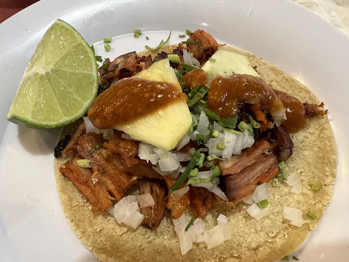 Las tradicionales carnes en su jugo tapatías “Karne Garibaldi “, y en contra esquina estos tacos al pastor y de muchos más buenazos, estilo chilango, “María Chiles”. 😋
Recomiendo muchísimo. 
¡10/10! 

Guadalajara♥️
Barrio de Santa Tere 
Calle Garibaldi y José Clemente Orozco.