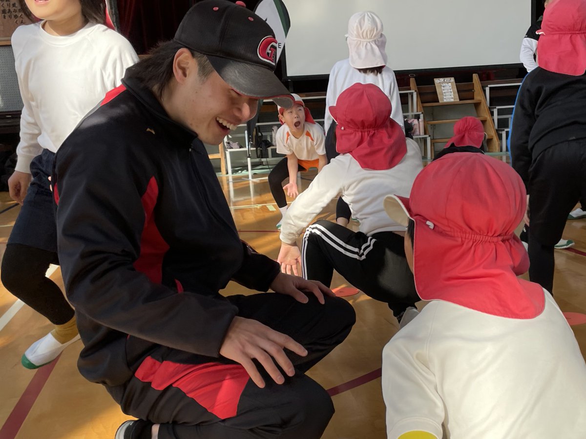 GIFUNITE's tweet photo. 2月5日に #岐阜Bluvic と #日本エコシステム の選手たちが「羽島市立福寿小学校」を訪問し、体育の時間で一緒に運動遊びをしました！

#GIFUNITE #つよいぞぎふっ子プロジェクト #ACP https://t.co/rlbp0ImitA