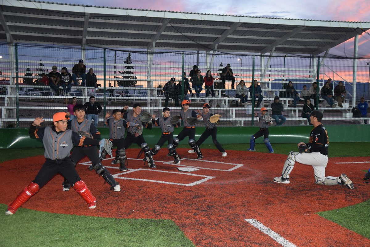OrgulloMineroMx's tweet photo. El talento juvenil de las Academias de Beisbol de @GMexico_oficial en #Nacozari, #Cananea y #Esqueda dio un nuevo paso en su formación deportiva con la tercera visita técnica de coaches del club profesional Naranjeros de #hermosillo
NOTA: https://t.co/vy1LTs5zF1
#OrgulloMinero https://t.co/VN3f1WRRnb