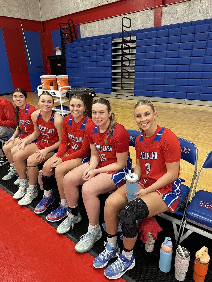 LLCC_LoggersWBB's tweet photo. #10 @LLCC_LoggersWBB knock off #7 Parkland College 74-61 on Sophomore Recognition Night. Lincoln Land improves to 26-3 and 13-3 in M-WAC action. #TheLand @NJCAABasketball https://t.co/EFRY9LTmWw