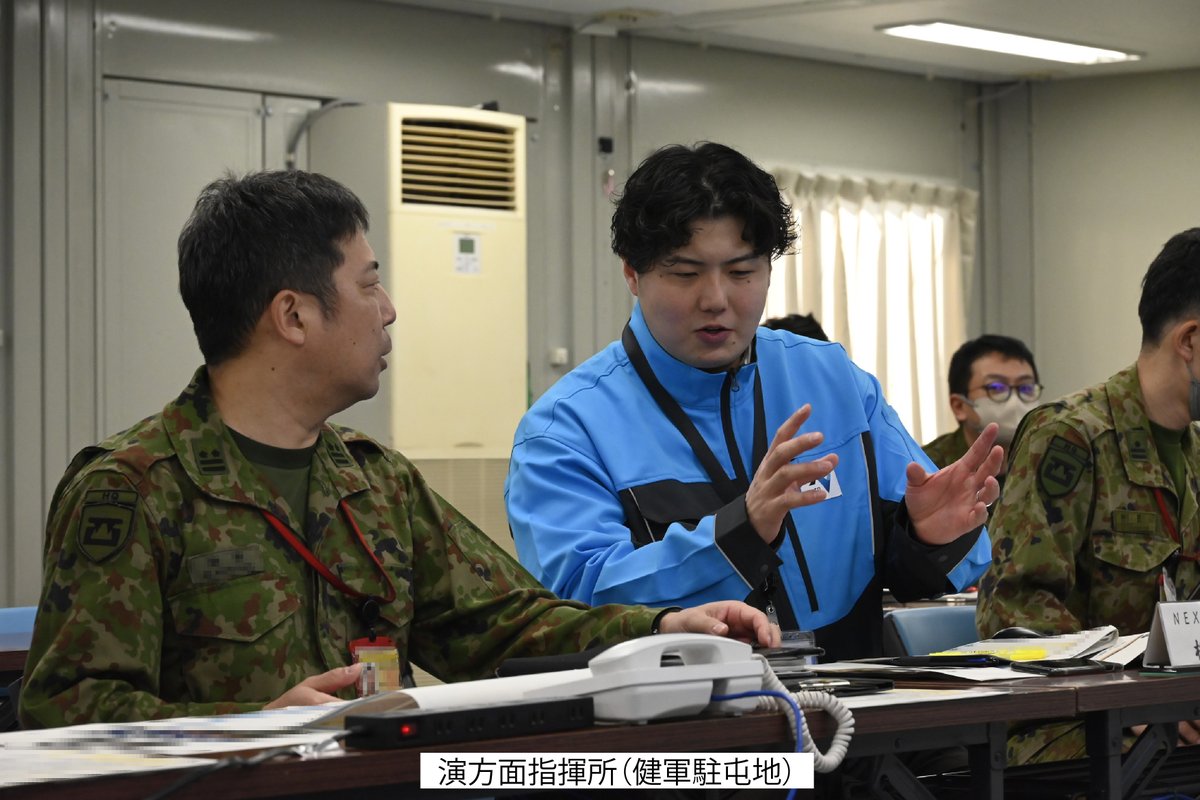 JGSDF_WA_pr's tweet photo. #西部方面隊 は、令和８年２月１２日（木） #ＮＥＸＣＯ西日本 との南海トラフ地震対処における初動の情報収集に係る実効性向上のため連携訓練を実施しました。ＵＨ－１Ｊヘリコプターから取得した映像を共同指揮所及び防災対策室でリアルタイム共有し、高速道路の被害状況の把握・復旧における連携要領を確認しました。西部方面隊は、地域の安全・安心を守るため、日頃から関係機関との連携を強化しています。
#西部方面システム通信群 #西部方面航空隊