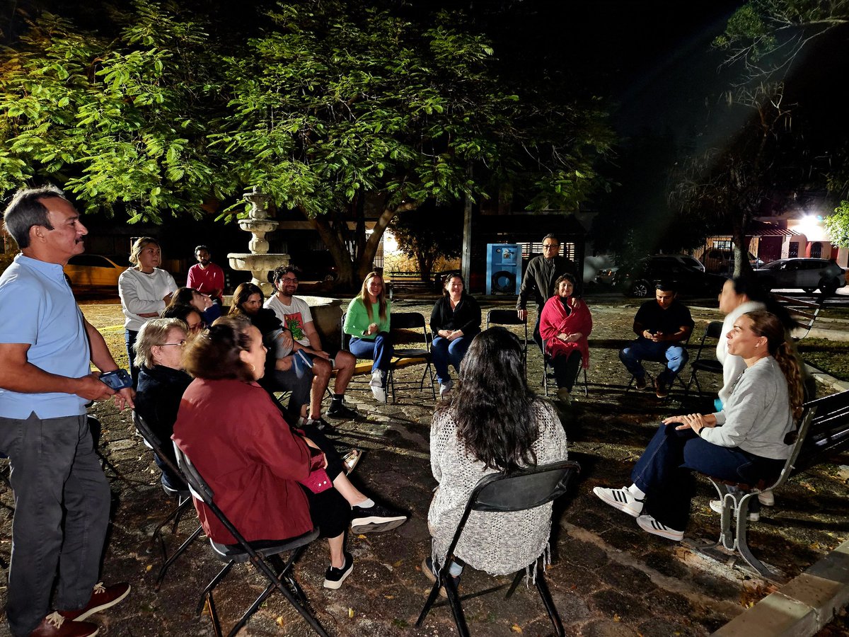 Cuando nos reunimos como vecinas y vecinos, se da el diálogo, los acuerdos y las soluciones para nuestra comunidad. Con el esfuerzo de cada quien, hacemos de nuestra colonia un mejor lugar para vivir ✨️🏘️ Gracias regidora Karla Boehm por acompañarnos y por tu constante apoyo 💙
