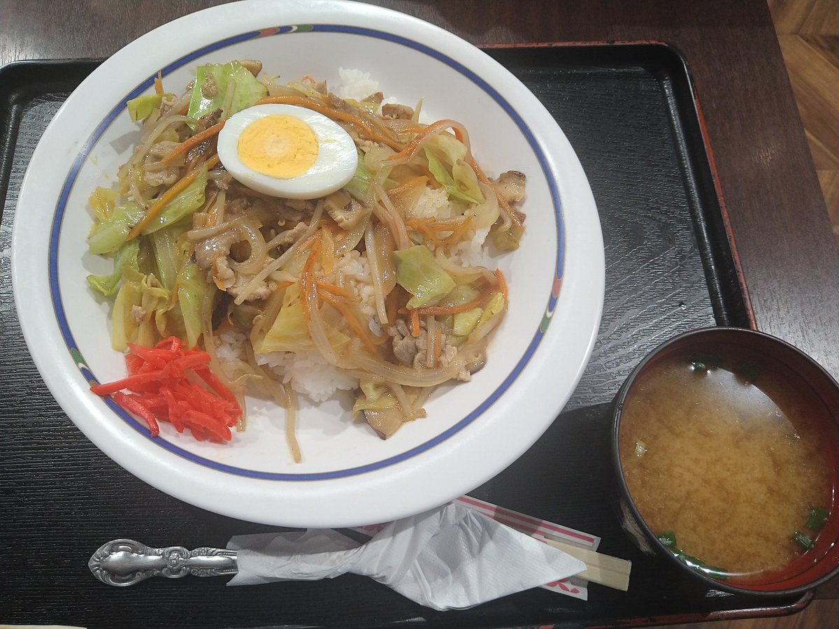 okinawa_mitsu's tweet photo. 本日のランチはこれ↓
本日の日替わりランチ
中華丼！？
ん～～？
どこからどう見ても
野菜炒めをご飯の上にかけたもの？
何が中華なの？ https://t.co/TWLMhwWicj