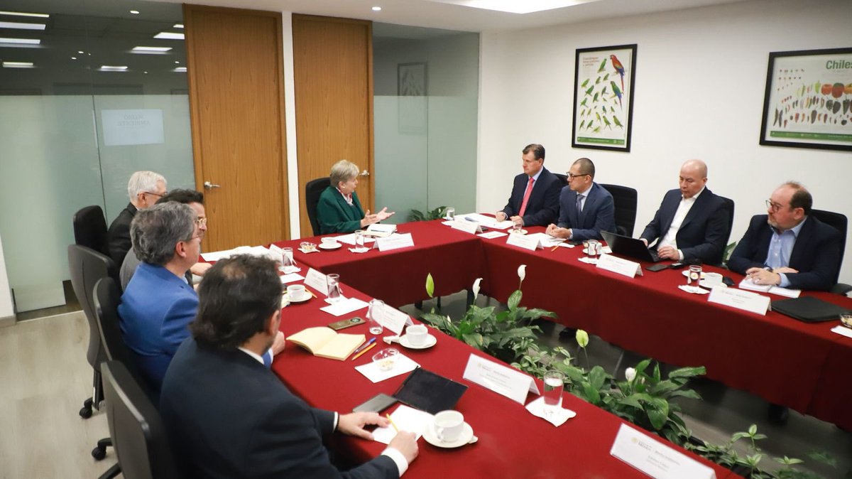Nos reunimos con <a href="/AmiaMexico/">AMIA</a> para impulsar una industria automotriz más limpia y eficiente, reducir emisiones y promover la economía circular como motor de competitividad. En <a href="/SEMARNAT_mx/">SEMARNAT México</a> seguiremos construyendo alianzas estratégicas. Gracias <a href="/RogelioGzaGza/">Rogelio Garza Garza</a> por su compromiso