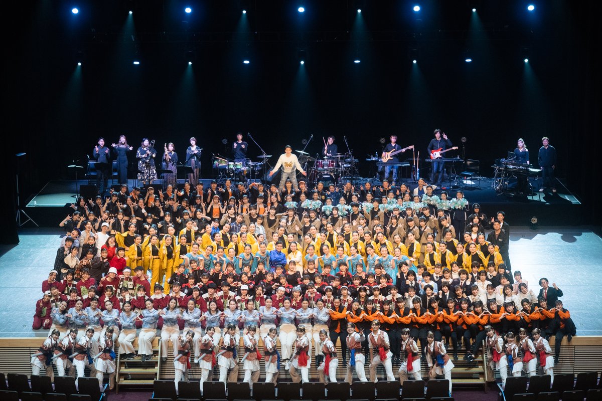 SonicDanceStage's tweet photo. #ソニックダンスステージ の歴代の出演者を振り返り！

 「ソニックダンスステージ2023」2023/2/4
高校生たちを盛り上げ、そして支えてくれた最強の大人たち！！
【ゲスト】FISHBOY 
【MC】パイレーツオブマチョビアン
【生演奏】Music Salon 音雫

そして全員での集合写真！！ https://t.co/Q623Yqy2Tx