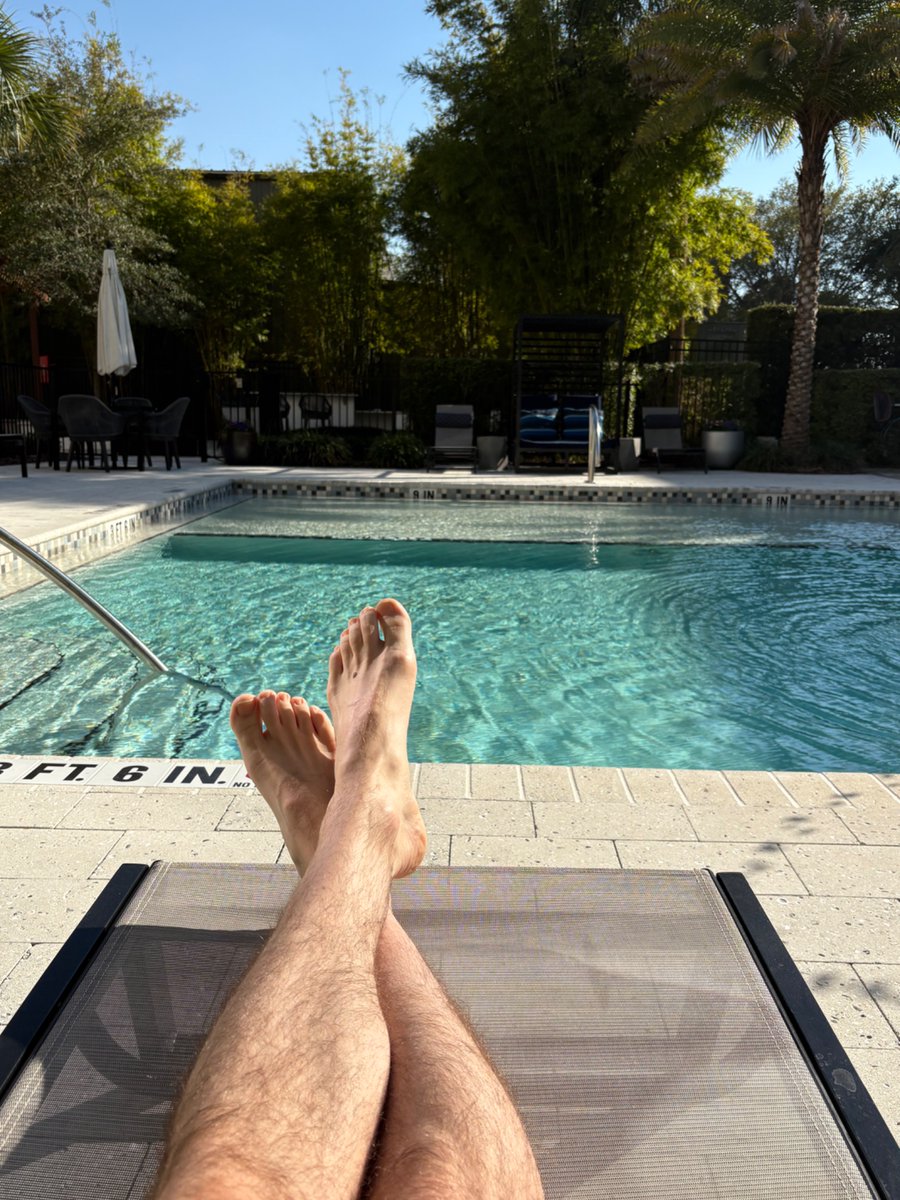 NYCashAlpha's tweet photo. Enjoyed my last day in Florida, like a King, relaxing by the pool 👑

Back to NYC tomorrow. I’m sure all my good boys back home miss me and can’t wait to serve. Gonna be a fun weekend 😈

#Cashmaster #Alpha #Findom https://t.co/DRYfiFfRzX