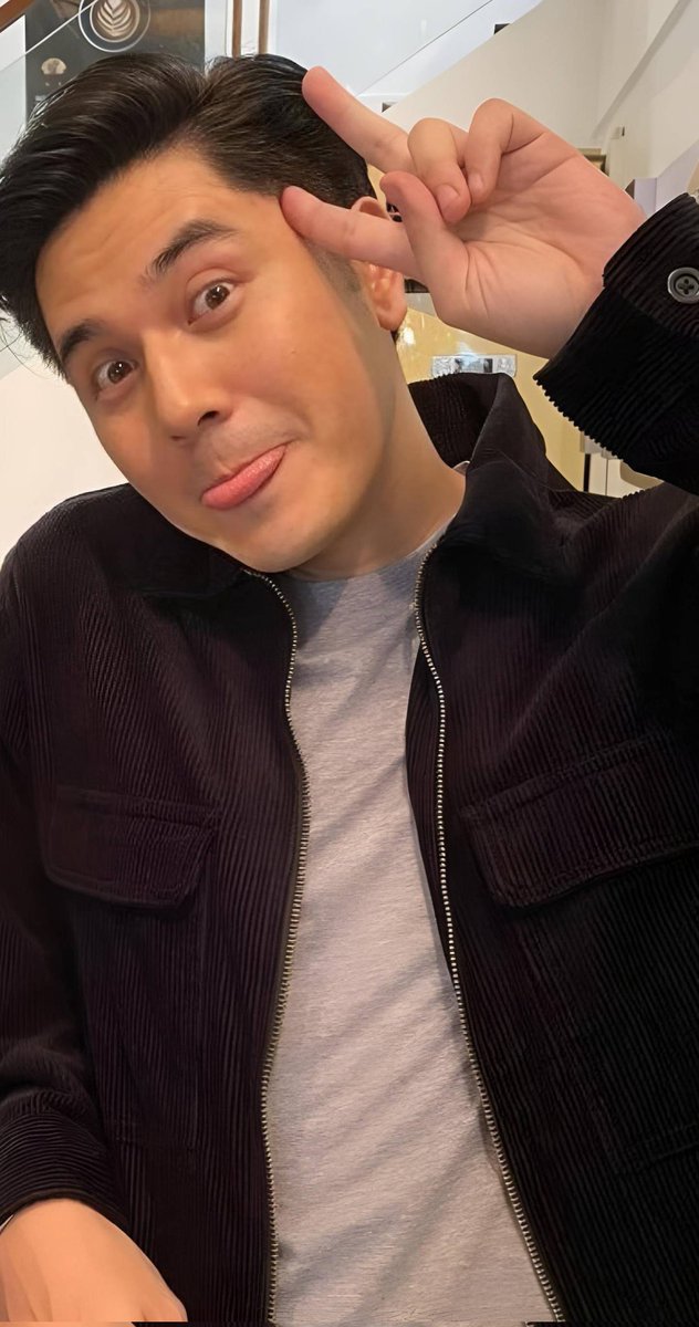 Masyadong blessed sina Pau at Kim para patulan pa natin ang maasim at dugyot na bashers/haters nila.
Let's choose our battles. Wag na natin patulan pag irrelevant naman.

#KimPau #KimChiu #PauloAvelino