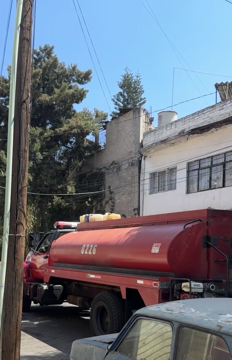 jimenavis's tweet photo. Quiero denunciar a los “bomberos”@Bomberos_CDMX  que no les importo venir y acabar con un panal grande de abejas solo porque el señor de los aires acondicionados no podía abrir su negocio más muerto que nada @VILLALVAZO13 @inakimanero  @AztecaNoticias @iHeartRadio https://t.co/lIxp5VTZrC