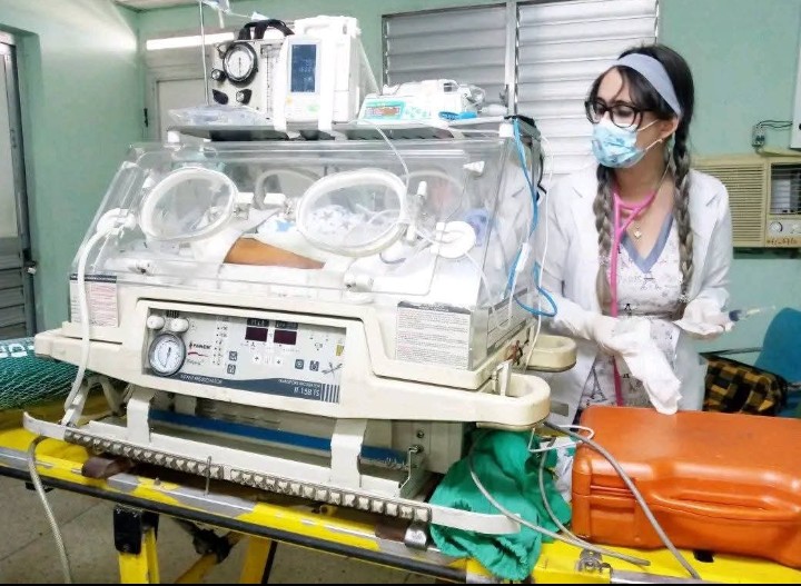 dr_hancel's tweet photo. La situación energética del país no impide que la entrega del equipo de Neonatología y SIUM en #Holguín realizaran traslado hasta Las Tunas para realizar TAC especializada a neonato en estado crítico. 
#CubaPorLaVida 
#PorLosNiñosTodo
@MINSAPCuba 
@QueipoRuiz
@manol https://t.co/Q53D6uR2Nz