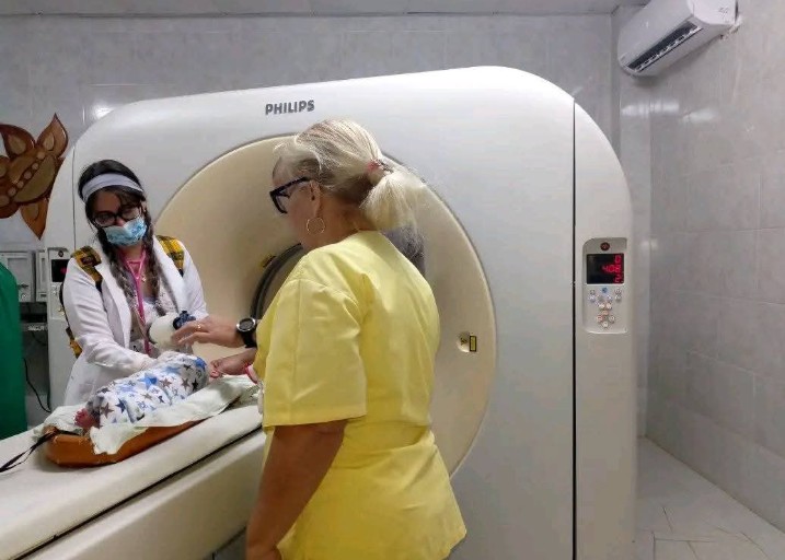 dr_hancel's tweet photo. La situación energética del país no impide que la entrega del equipo de Neonatología y SIUM en #Holguín realizaran traslado hasta Las Tunas para realizar TAC especializada a neonato en estado crítico. 
#CubaPorLaVida 
#PorLosNiñosTodo
@MINSAPCuba 
@QueipoRuiz
@manol https://t.co/Q53D6uR2Nz